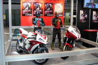 【東京モーターサイクルショー06】キッズも楽しみ、仮面ライダー マシン 画像