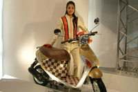 【東京モーターサイクルショー06】コンパニオン写真蔵 画像
