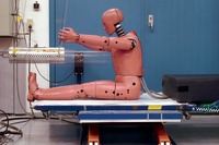 人体により近く---次世代ダミーで日米協力 画像