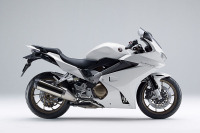 ホンダ、VFR800F に新色パールグレアホワイトを追加 画像