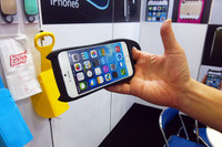 【ギフトショー15】ワンハンドで操作できるアイディア…通勤に最適なiPhoneカバー 画像