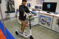【ギフトショー15】最高速度18km/hの電動キックボード、5月から日本で発売 画像