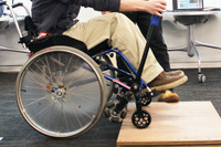 芝浦工大と川口市、産学連携で6輪車いすを開発…段差や脱輪に強い 画像