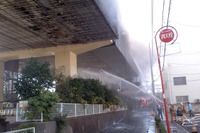 5人が死傷する高架下火災...首都高速7号 画像