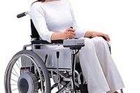 スズキが手動車いすに後付け可能な電動ユニット発売 画像