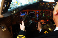 JAL機長が語る「B777のコックピット」…横風着陸時の姿勢は“カニと片足”で［フォトレポート］ 画像