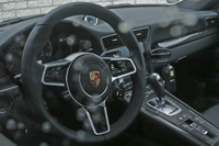 918 風ステアリング装着！　ポルシェ 911ターボ 改良新型のインパネ初公開 画像