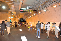 首都高速・開通直前の山手トンネルを2万人が歩いた［フォトレポート］ 画像