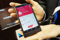 【MWC 2015】ドコモ、挿入しなくても使えるSIM…「ポータブルSIM」の実証実験中 画像