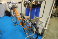 【健康博覧会15】ペダルをこぐと飲み水をつくれる浄水自転車、発電も可能 画像