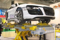 【IAAE15】大破した R8 は直るのか…イタリア製の最新フレーム修正機の実力を再認識 画像