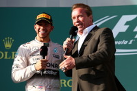【F1 オーストラリアGP】王者ハミルトンも興奮、表彰式後にシュワルツェネッガー氏 画像