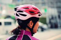 サイズ、デザイン、カラーを女性好みにアレンジした自転車ヘルメット 画像