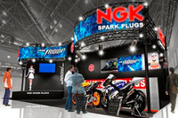 【東京モーターサイクルショー15】NGK、同社プラグ装着のMotoGPマシンを展示 画像