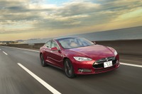 テスラ モデルS、ワイヤレスアップデートで自動緊急ブレーキなどを追加 画像