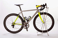 ハンドル置くだけ、新発想の自転車スタンド「PON」 画像