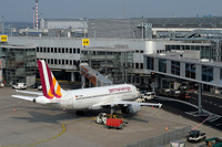 【新聞ウォッチ】独旅客機墜落事故、仏当局「副操縦士が故意に降下」との見解 画像