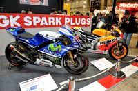【東京モーターサイクルショー15】NGK、MotoGPマシン展示やスパークガールズ撮影会でにぎわう 画像
