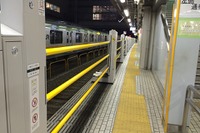 JR東日本、拝島駅で昇降式ホームドアの試験運用開始 画像
