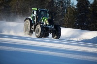 トラクターで130km/h! 氷雪上の世界最速記録…ノキアンタイヤ 画像