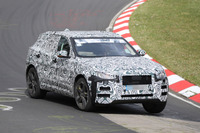 ジャガー初のSUV、ランドローバーゆずりの走りをニュルで初披露!! 画像