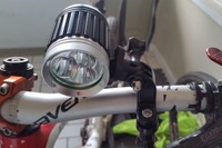 自動車より3倍明るい、3500ルーメンの自転車用ライト 画像