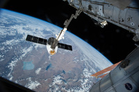 ドラゴン補給船運用6号機、国際宇宙ステーションへドッキング成功 画像