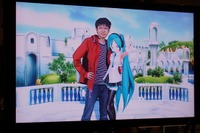 【超会議15】二次元キャラとリアルなツーショットが撮れるブースに大行列 画像