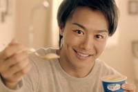 TAKAHIROがジャージ姿で「食べてみる?」…自宅デートと錯覚するアイスCM 画像