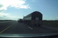 米国の高速道路で事故…進路を巡るトラブルの結末［動画］ 画像