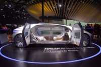 【上海モーターショー15】メルセデスベンツ F 015ラグジュアリー…アジアでも最新ロボットカーをアピール［詳細画像］ 画像