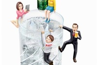 キリンチューハイCMの、あの事業部メンバーが「コップのフチ子」に 画像