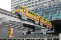 北九州モノレール、高齢者施設開設記念のラッピング車運行 画像