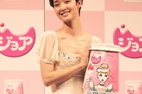 3mロングドレス姿のシンデレラ…剛力彩芽にバラを渡した王子様とは? 画像