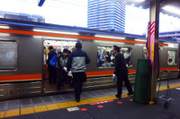 作業時間わずか1分、通常運行しながら途中駅でシート交換 画像