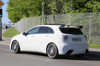 メルセデス A45 AMG にもついにルーフスポイラー装着か 画像