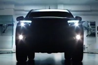 トヨタ ハイラックス 次期型、LEDライトが見えた 画像