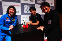 5年後は「ロボットひとり1台」の時代に!?　宇宙から還ったKIROBO、子どもたちとふれあう 画像