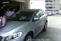 自動ブレーキのデモでアクシデント、人間に激突…人的ミスで［動画］ 画像