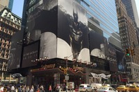 巨大バットマン、ゴッサムシティに…ではなくNYシティに舞い降りる 画像