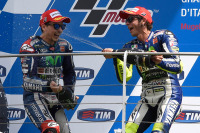 【MotoGP 第6戦】ヤマハ、ロレンソが3連勝…マルケスは転倒リタイア 画像