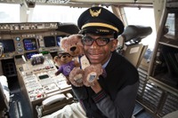 ユナイテッド航空、恵まれない子どもにテディベアを届けるプログラム 画像