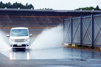 雨の日は注意！ ハイドロプレーニング現象を起こしハンドル制御不能となったとき［動画］ 画像