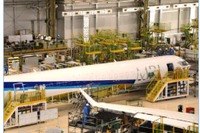 三菱航空機、MRJ試験機5号機の胴体塗装を完了…ANAカラーとのコラボ塗装 画像