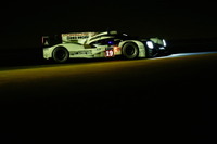 【ルマン24時間 2015】15時間経過…逃げるポルシェに追うアウディ、トップ争いは持久戦に突入 画像