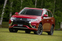 【三菱 アウトランダーPHEV 改良新型】ダイナミックな表情＆上質感めざした新デザイン［写真蔵］ 画像