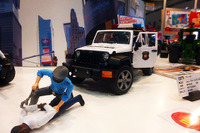 【東京おもちゃショー15】逮捕の瞬間をリアルに再現…ブルーダーの16分の1モデル新作 画像