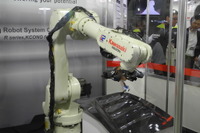 【ものづくりワールド15】川重のロボットソフトウェア、教示時間と生産コストを大幅に低減 画像