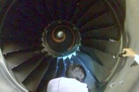 あわや大惨事…新年を祝う灯ろうが旅客機エンジンに詰まる チェンマイ空港 画像