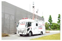 ドコモ「PREMIUM 4G」対応の移動基地局車が宝塚記念でデビュー 画像